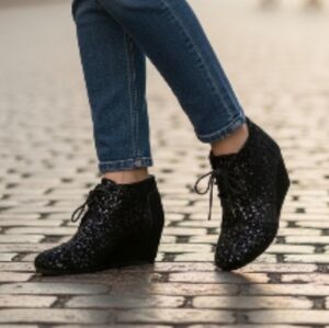 🎉 3/$60 TOMS Black Sparkly Wedge Booties size 6.5